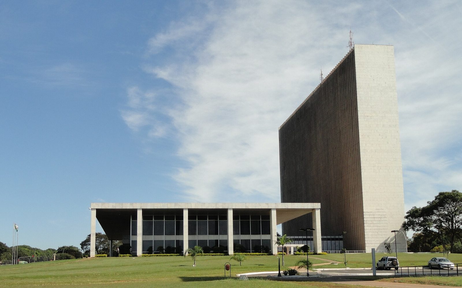 DF cria mais de 4,1 mil empregos com carteira assinada em abril, mas estudo aponta fragilidade fiscal histórica